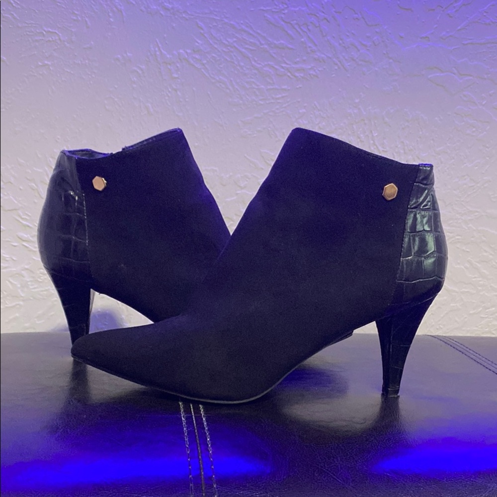 Jaclyn Smith Black Ankle Boots with Elegant Design - Picture 2 of 16